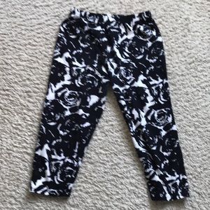 One size Capri leggings.